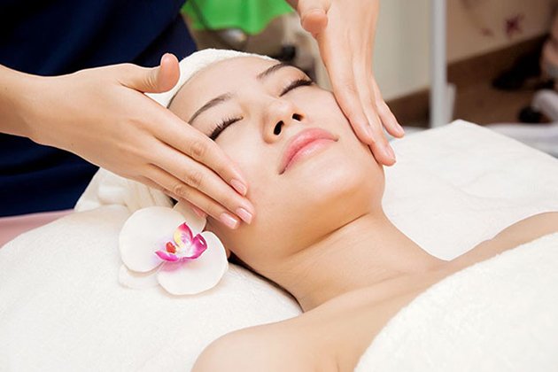 Massage mặt đi collagen / Vitamin C